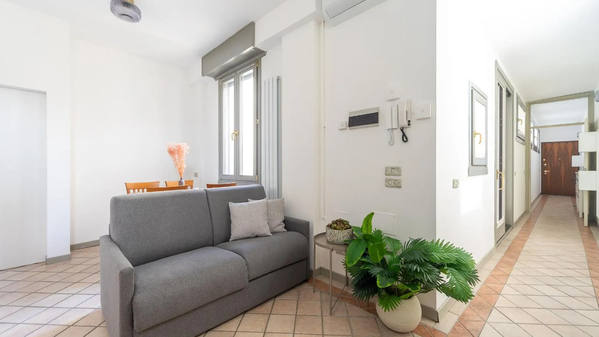 Sunny Apartment With Terrace In Milan City Center By Rentopolis 0*,  イタリア